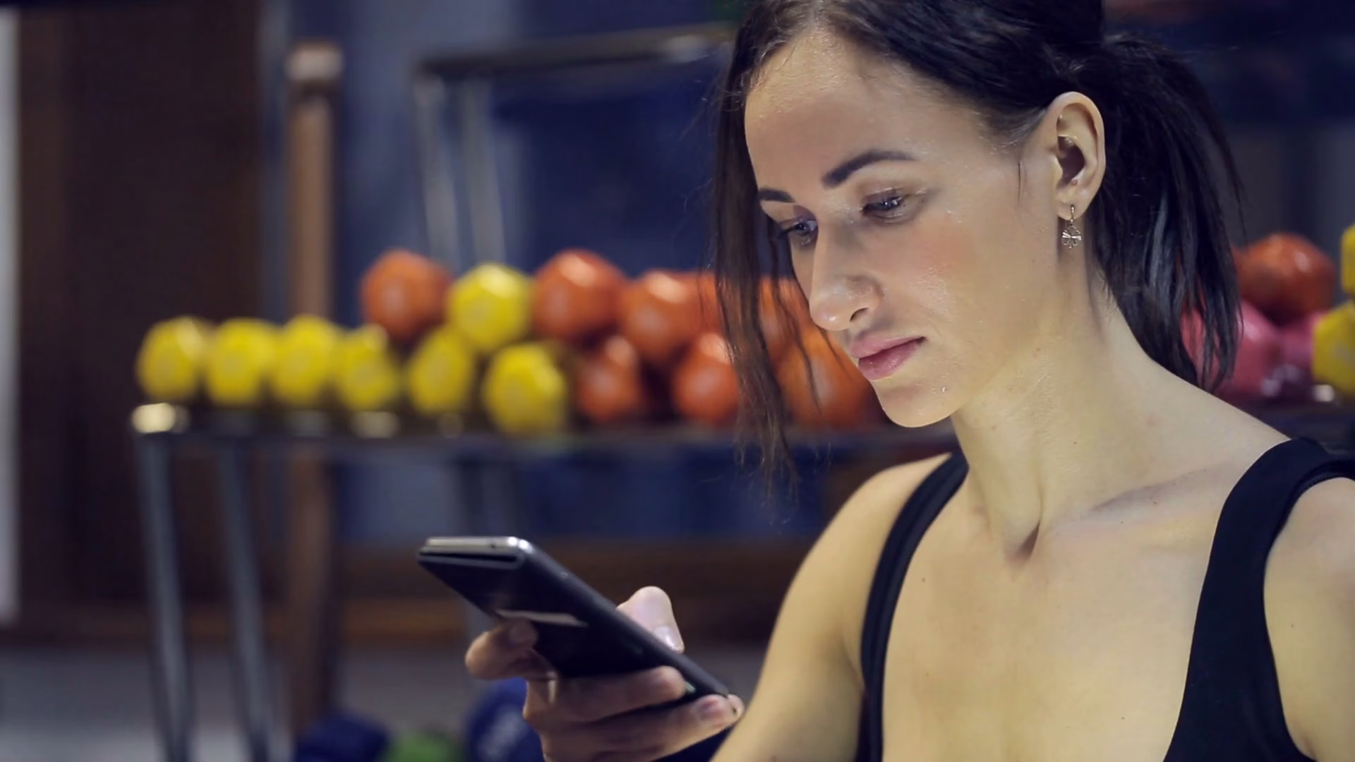 womanXonXphoneXfit